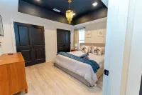 The Aniston; Brand new home in downtown New Albany minutes away from Louisville! - Homestays