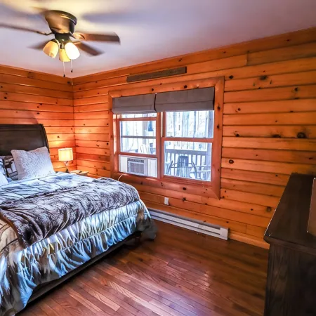 Family and Dog Friendly Cabin in the Woods, Firepit, Walk to State Park & Beach