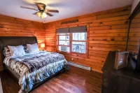 Family and Dog Friendly Cabin in the Woods, Firepit, Walk to State Park & Beach - 3 星級