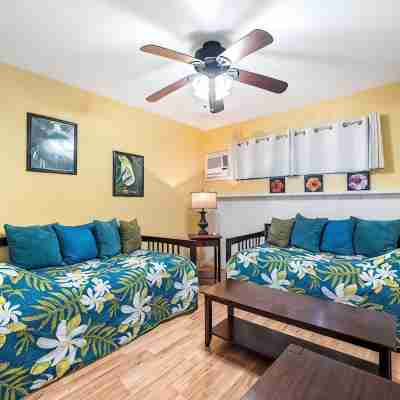2Br Kona Shores Condo with AC, WiFi, Lanai, Oceanfront Pool Rooms