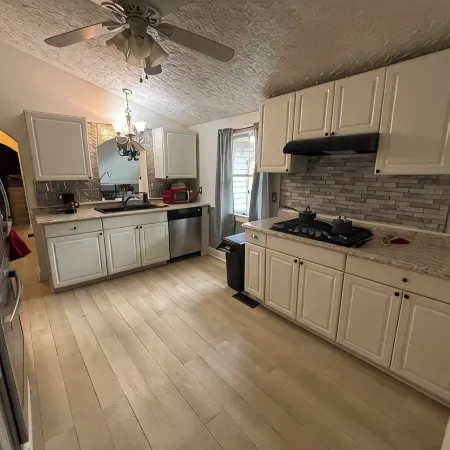 Charming 3BR - 2BA Comfy Home Near Beach, fun & relaxation-Perfect Getaway Spot!