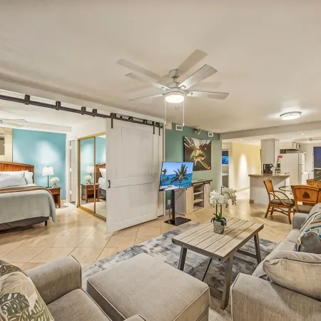 Paradise in Stunning Penthouse with A/C, parking, sleeps 6!Lauloa # 405