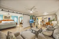 Paradise in Stunning Penthouse with A/C, parking, sleeps 6!Lauloa # 405