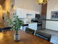 Downtown New Orleans Balcony Suite 2 Minute Walk to French Quarter 2B - 방갈로