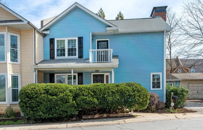 Pet-friendly, freshly renovated, 2 bd/2.5 bath townhome in Decatur!