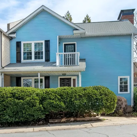 Pet-friendly, freshly renovated, 2 bd/2.5 bath townhome in Decatur!
