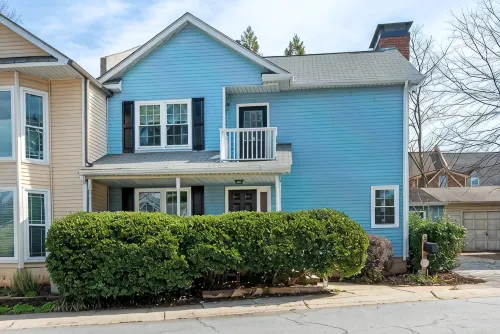 Pet-friendly, freshly renovated, 2 bd/2.5 bath townhome in Decatur! - 4-Star