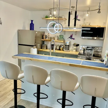 Charming 2-bedroom house with Feather Theme , WiFi in excellent Aurora