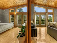Bailey Treetop Retreat: Spacious, Hot Tub, Pool Table, Yoga, Family, Views Ξενοδοχεία στην πόλη Bailey