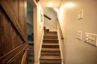 Sweet Retreat Cabin on 2acres of woods, 2miles from Lake Martin, pet friendly - Hytter