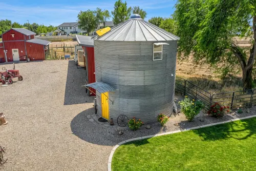 Stay in a Real Silo • Cozy Loft + Electric Fireplace + Full Bath Near Boise - Homestays