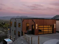 Ultra Luxury Chelan Lake House w/ Sauna, Steam Room, Cold Plunge, and Hot Tub Hotels in Chelan