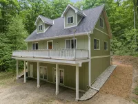 Oasis on 10 Acres, Firepits, 15 Mins to Harbor Springs, Petoskey, Sleeps 14 - 4 estrellas