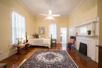 5 Miles to Callaway Gardens and walking distance to shops and restaurants. - Boutique