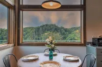 Modern Luxury Meets Mountain Getaway. Amazing Views, Hot Tub+More! - Chalets