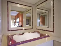Days Inn by Wyndham Longview South - Bathtub