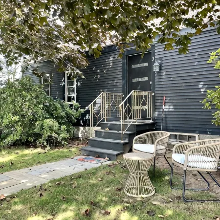 Funky Upstairs apartment - steps from local popular restaurant.