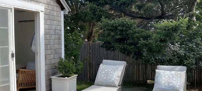Edgartown Designer Cottage Between Town & Beach. Hotels in Edgartown