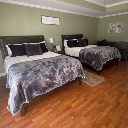 Quiet neighborhood conveniently located to Ft Novosel/downtown Enterprise!