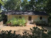 Cozy Yet Modern Cottage. Pet Friendly. 1.3 Miles to Town. Mountain Views. - 3-Star