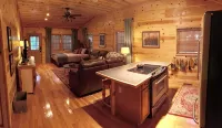 Paynes Place- A Charming 2-bedroom cabin close to Blanchard Caverns/ Mirror Lake - 샬레 호텔