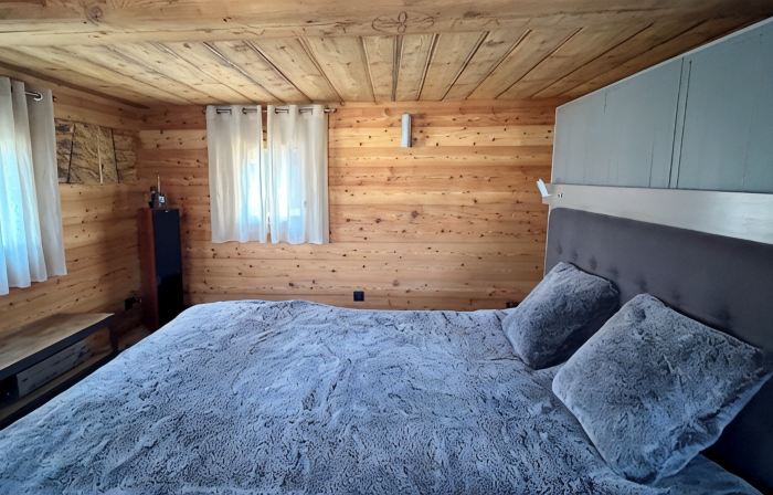 HAUTE-NENDAZ VILLAGE: LARCH 1898 4-STOREY/4-ROOM/6-PERSON CHALET/PARKING.