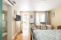 Private Master Bed/Bath with Separate Entrance and Porch. - Wifi