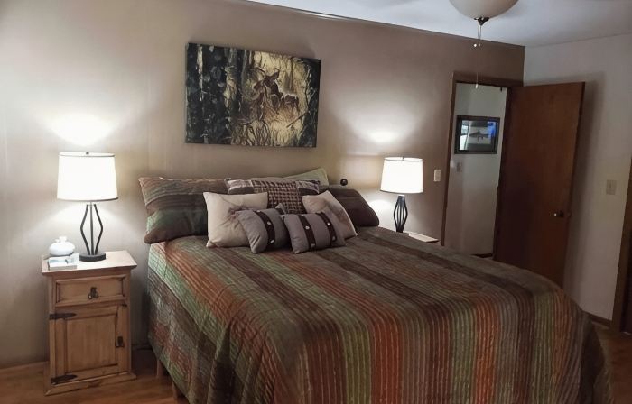 Cozy Cabin with river frontage yards from river launch for kayaking or fishing.
