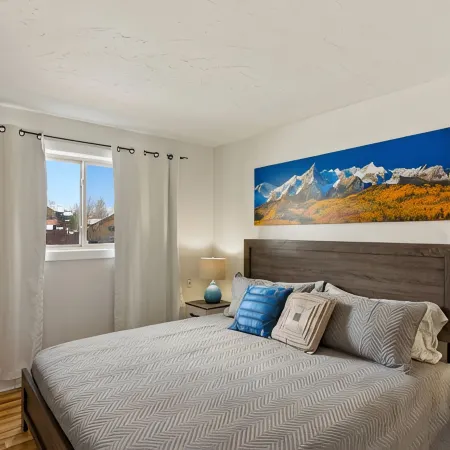 Mountainside Condo: King Bed/Hot Tub/On Free Bus Route/Fireplace