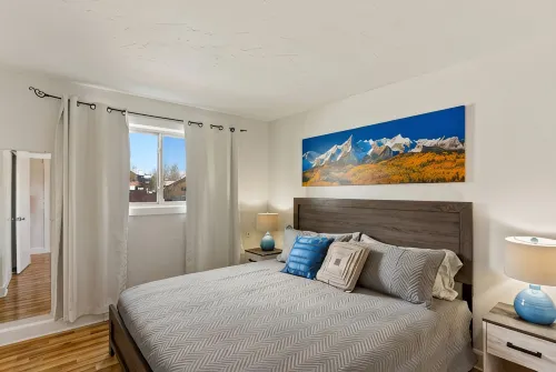 Mountainside Condo: King Bed/Hot Tub/On Free Bus Route/Fireplace - Homestays