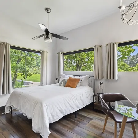 LUX Modern "Treehouse" on Private Lake - Gameroom, Kayaks, Bunkhouse, more!