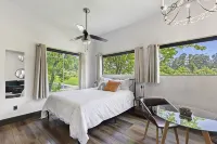 LUX Modern "Treehouse" on Private Lake - Gameroom, Kayaks, Bunkhouse, more!