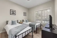 3BD Retreat + Hot Tub & BBQ + Near NCSU & Downtown - バルコニー