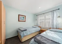 Nice place, great lakeside locationHeated Pool,Spa Bath,Strong WiFi,SKY TV - Condos