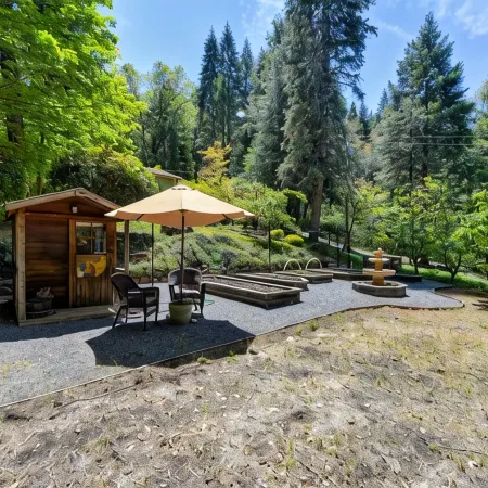 Lux, creekfront 8-acre retreat with hot tub