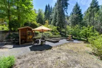 Lux, creekfront 8-acre retreat with hot tub - Boutique