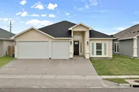 Luxury 4BR South CC! 15 Min to Beach, Fast WiFi, 6 Beds & Fireplace!