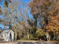 Cozy cabin with queen memory foam bed in peaceful spot outside town - Wifi