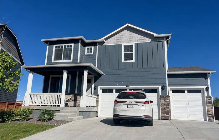 Newer build with 4 bedrooms, large backyard and beautiful mountain views.