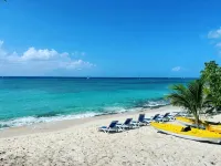 7 Mile Beach Beach Penthouse. Ocean views from Roof Terrace and a Pool Pavilion - 4-Star