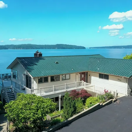 Beautiful Beach House and additional beach cabin with Olympic Mountain view