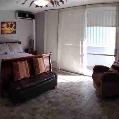 Saint Tropez CondoLOCATION  LOCATIONFree WI FI, Parking, Big Beautiful Pool Rooms