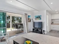 luxury beach flat, MAXIMUM four people, No cleaning fee Hotels in Ohope