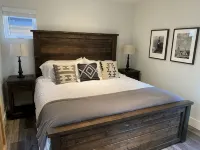 Beautiful 2BD + 2BA Home! King Beds! Hot Tub! Pool! Walk to downtown. - 4-Star