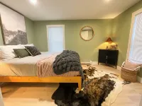NEW Quaint 2 bedroom near Newfound lake, hiking, skiing, hot tub & star gazing!