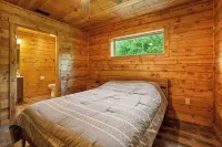 Modern Rustic Retreat ~Newly Built with Hot Tub and EV Charger, ~6mi to Ash Cave - Balkon