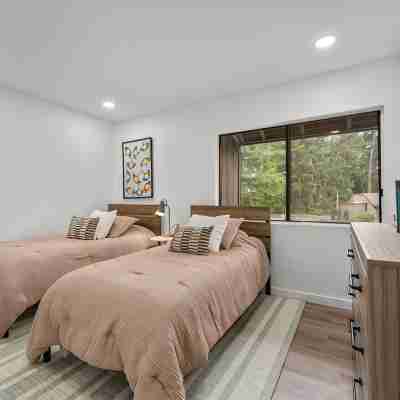 COMPLETELY REMODELED 3 BDR, 2 Bath, Golf Course View Condo Rooms