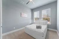 Spacious 4-bedroom house in fabulous Dallas with WiFi, AC - Bungalows