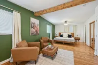 Spacious Cozy Family Home w/ Hot Tub, Private Yard, Fire Pit - キッチン