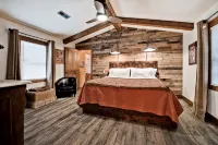 Historic Main St Wooded Bluff & Large Private Deck Luxury Lodging for Up to 6 - 4-Star